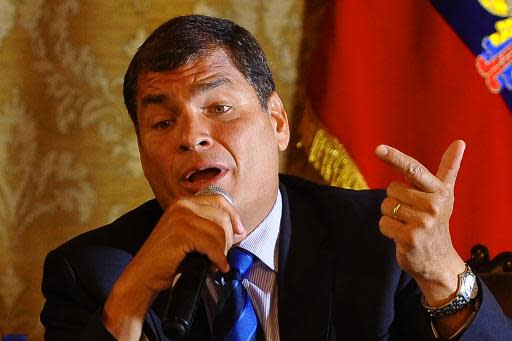 El presidente ecuatoriano, Rafael Correa, habla con la prensa en el palacio presidencial en Quito, el 22 de enero de 2014 (AFP/Archivos | Rodrigo Buendia)