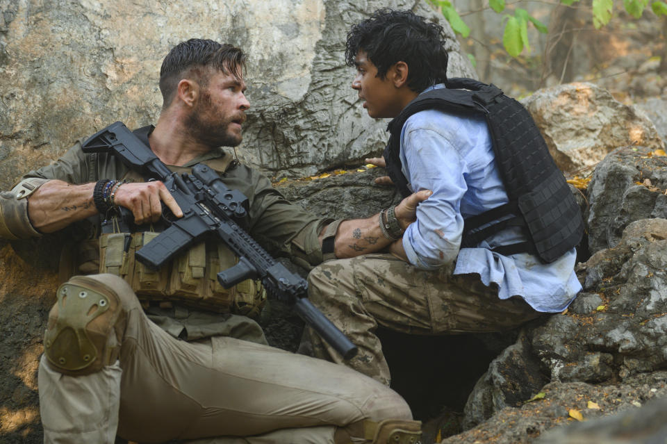 Chris Hemsworth, izquierda, y Rudhraksh Jaiswal en una escena de "Extraction" en una imagen proporcionada por Netflix. (Jasin Boland/Netflix via AP)