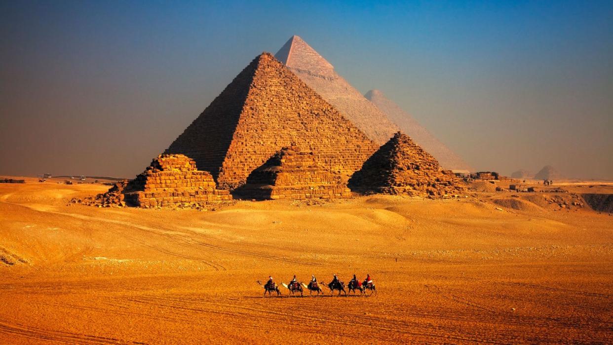 giza egypt pyramids camels caravan cairo desert wonders of the world