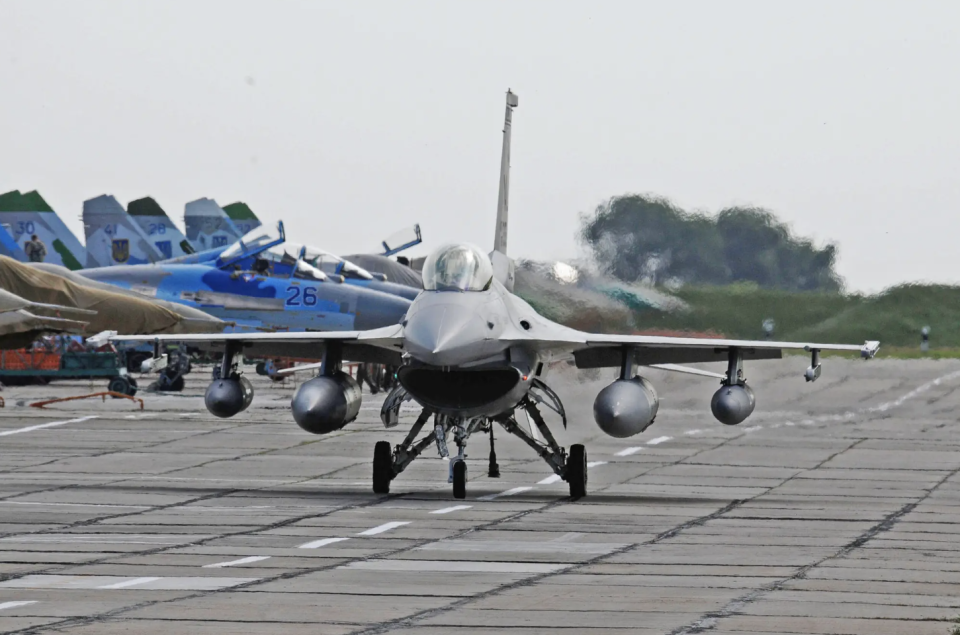 An Alabama Air National Guard F-16C taxies past Ukrainian Su-27 and MiG-29 fighter jets, on the ramp at Mirgorod Air Base, Ukraine, during an exercise in 2011. <em>U.S. Air Force</em><br>