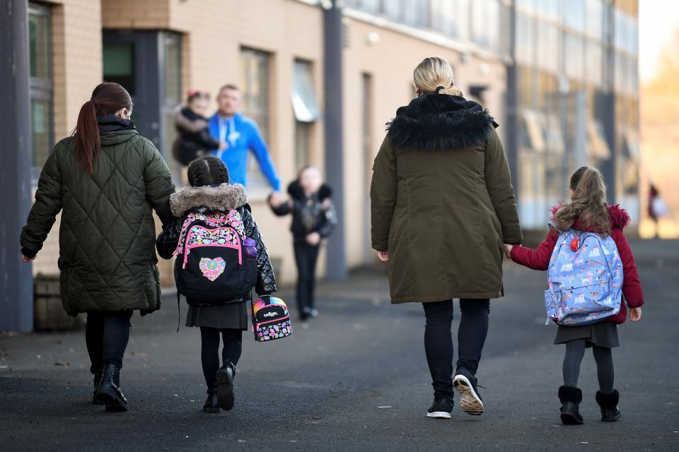 <p>Los alumnos de la escuela primaria Cleeves regresan al aula el 22 de febrero de 2021 en Glasgow, Escocia. El regreso gradual de los alumnos de P1 a P3 al aula comenzó esta mañana; otros grupos de edad continuarán aprendiendo desde casa, además de algunos alumnos de secundaria que regresan para completar el trabajo del curso. </p> (Foto de Jeff J Mitchell / Getty Images)