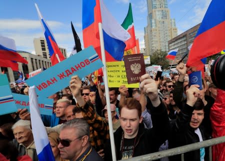 People take part in a rally in support of independent candidates for elections to the capital's regional parliament in Moscow