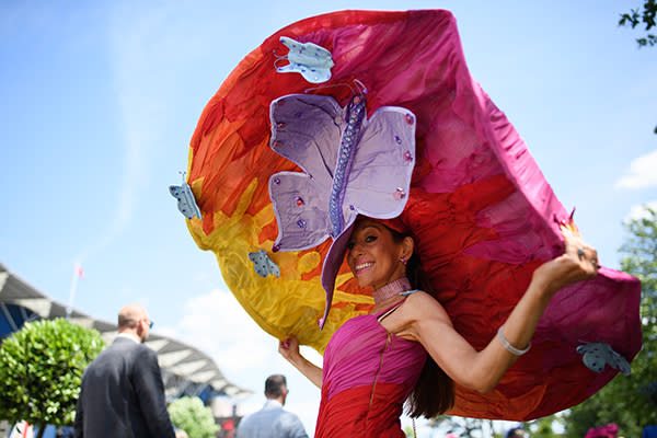 <p>Originalmente en el Royal Ascot se espera ver sombreros y tocados con estilo, sin embargo el evento se ha convertido en un sinónimo de lo más extravagante en cuanto a diseño de sombreros, y este con todo y mariposa gigante sin duda es uno de ellos. Foto: Leon Neal/Getty Images </p>