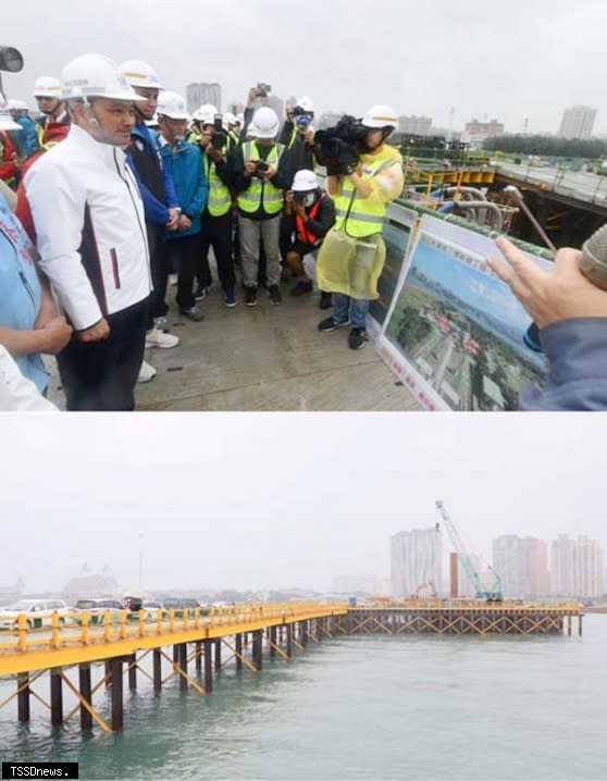 上圖：新北市長侯友宜（左一）聽取淡江大橋施工簡報。（記者蘇春瑛攝）<br />下圖：：施工中的淡江大橋工程。（圖：新北新工處提供）