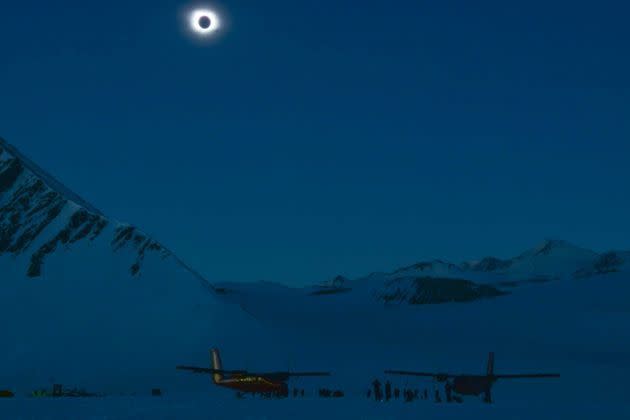 <p>Lors de l'éclipse solaire totale, en Antarctique, le 4 décembre 2021.</p>