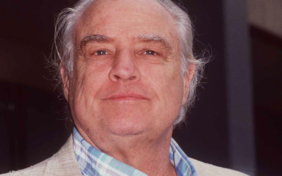 Marlon Brando starb 2004 im Alter von 80 Jahren - aber nicht, ohne nach "Der Pate" weitere große Rollen zu spielen. So war er in "Apocalypse Now" (ebenfalls von "Der Pate"-Regisseur Francis Ford Coppola) als Colonel Kurtz zu sehen und im Skandalfilm "Der letzte Tango in Paris" als von einer jungen Studentin besessener Witwer. (Bild: Brenda Chase/Online USA/Getty Images)