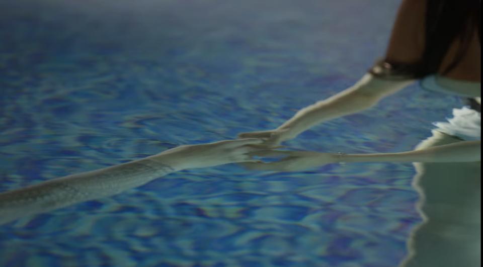 Kim Jin-young and Shin Seul-ki's hand touch underwater