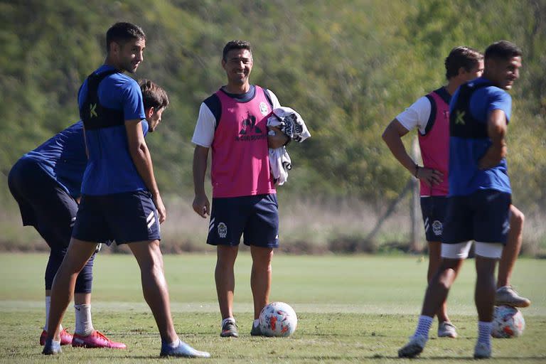 Mariano Messera, uno de los técnicos del Lobo, en un entrenamiento de Gimnasia