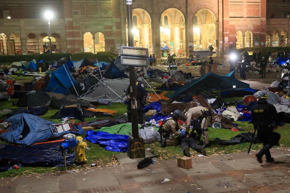 La policía de Los Ángeles desmantela el campamento estudiantil contra la guerra de Israel en Gaza en UCLA el 2 de mayo de 2024.