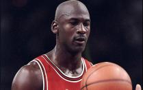 Der Ex-NBA-Star Michael Jordan gilt als grandiosester Basketballer aller Zeiten - und ebenfalls als überaus vielseitig. Seine Rückennummer 23 bei den "Chicago Bulls" wurde ebenso zum Symbol wie seine sagenumwobene Sprungkraft. In den USA gewann er sechs Meisterschaften. (Bild: Getty Images / John Gichigi)