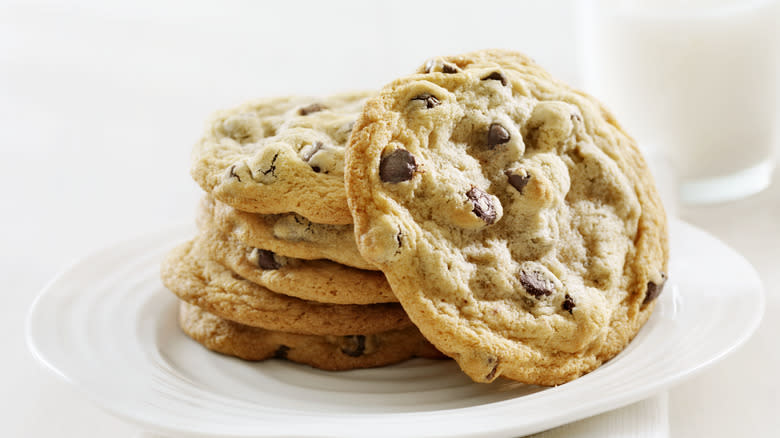 Chocolate chip cookies with milk