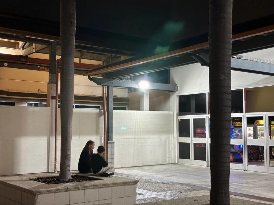 Johnny Rockets once served burgers, milkshakes and oldies jukebox music behind the boarded-up shop attached to the Regal Cinemas movie theaters at The Falls mall. On a Saturday night on Nov. 25, 2023, it was a considerably quieter scene. Howard Cohen/Miami Herald