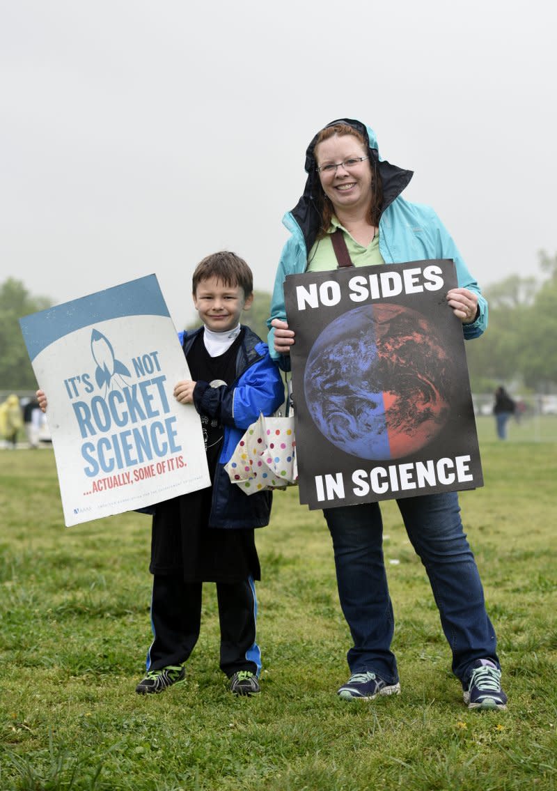 全球逾600城市響應「科學進軍」活動，1位母親帶著孩子在華府參加遊行（AP）