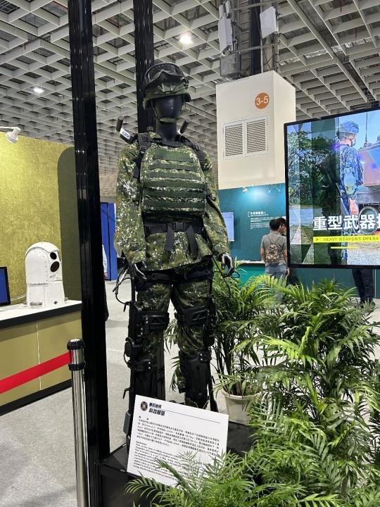 軍用外骨骼「荷重型」在「2023台北國際航太暨國防工業展覽會」首度亮相。(林詠青 攝)