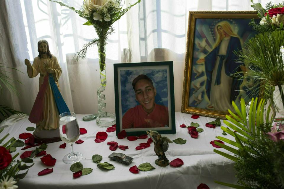 Un retrato de Nick Samuel Oropeza descansa en un altar en su casa en Caracas, Venezuela, el 3 de febrero de 2019. La familia del joven de 19 años dicen que la última vez que lo vieron con vida fue el 23 de enero, cuando huía junto a otros manifestantes antigubernamentales por la barriada de Las Adjuntas mientras agentes de las fuerzas de seguridad disparaban a la gente que había bloqueado las calles con montones de basura. (AP Foto/Rodrigo Abd)