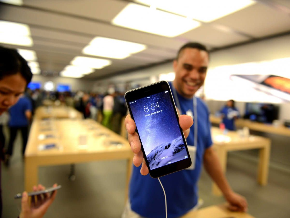 apple store employee with iphone 6