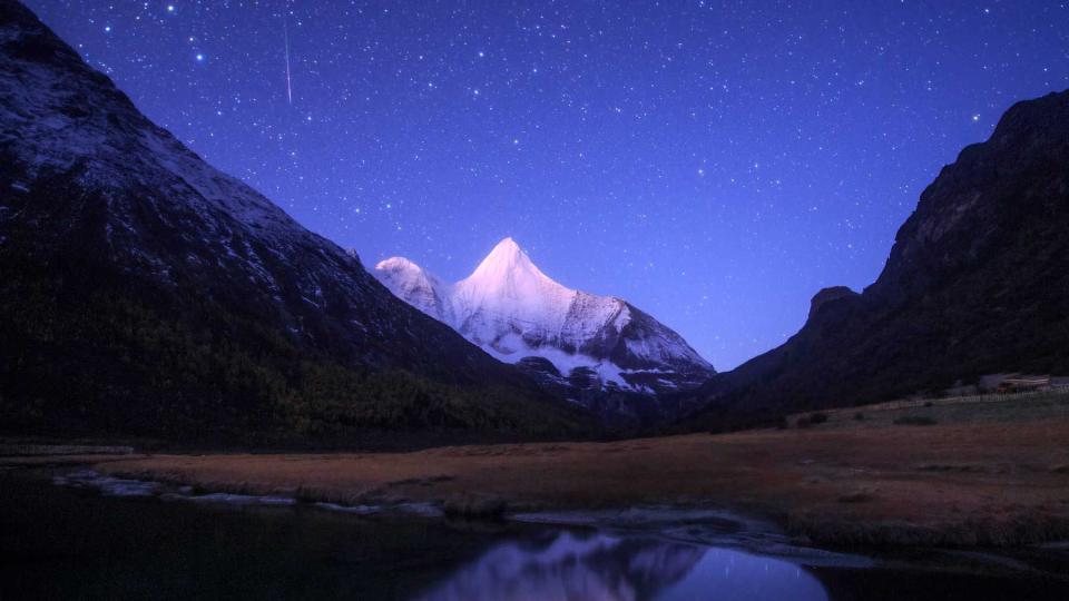 An Orionid meteor steaks over the Jampayang snow mountain in China.