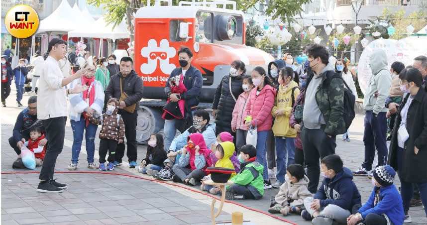 春節期間各大遊樂園都擠滿人潮，許多孩子在疫情解封後首度走出戶外，也考驗免疫系統對抗病毒的能力。（示意圖／侯世駿攝）