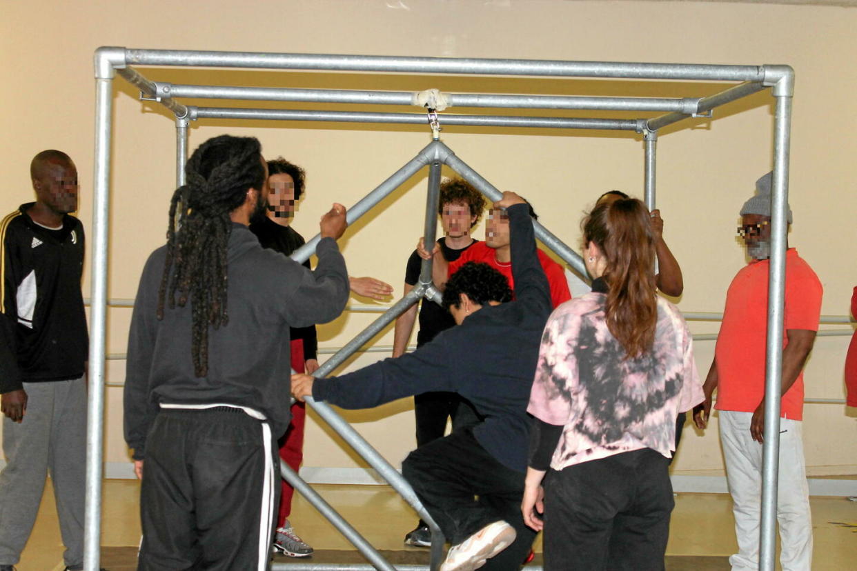 Au fil de 22 ateliers de deux heures, sept détenus de la prison de Fleury-Mérogis ont préparé un spectacle de danse qui sera présenté, le 3 mai, au théâtre Paris-Villette dans le cadre du festival Vis-à-vis.  - Credit:Photo fournie par l'administration pénitentiaire