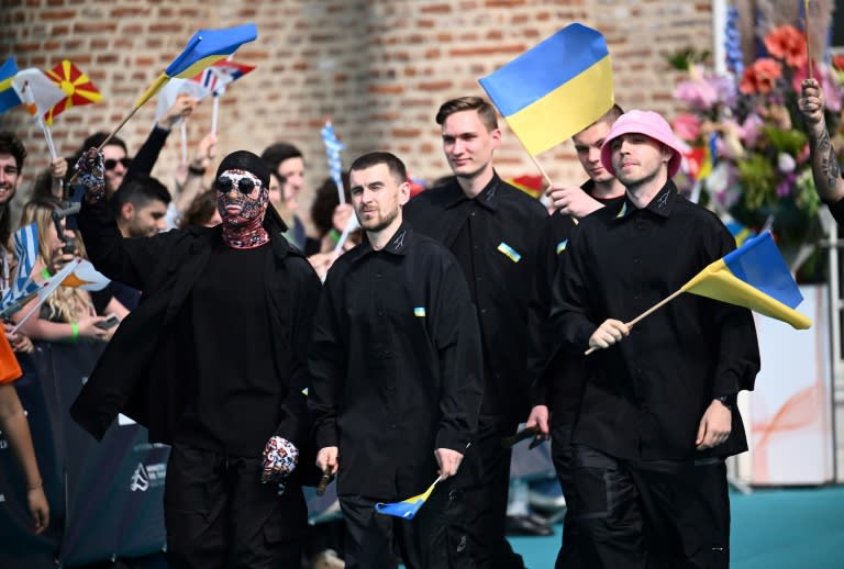 Le groupe ukrainien Kalush Orchestra arrivent à la cérémonie d'ouverture de l'Eurovision à Turin, en Italie, le 8 mai 2022 (AFP/Marco BERTORELLO)
