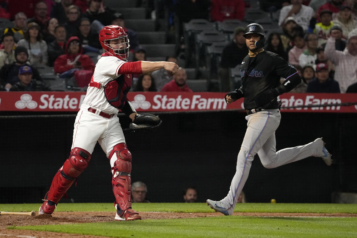 Hot Mic erwischt den Schiedsrichter dabei, wie er sich über die Herausforderung der Marlins lustig macht, was letztendlich erfolgreich ist