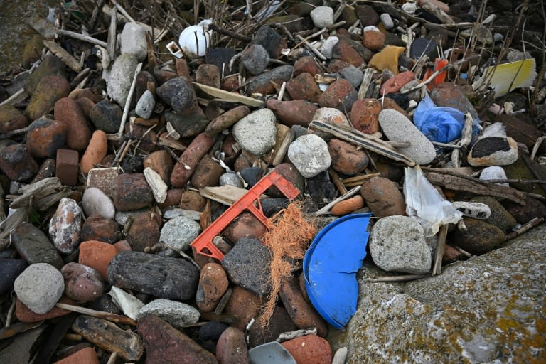 Basura, incluidos desechos plásticos, arrastrados por el mar hasta la costa en Crosby, en el noroeste de Inglaterra, el 22 de abril de 2024 (Paul Ellis)