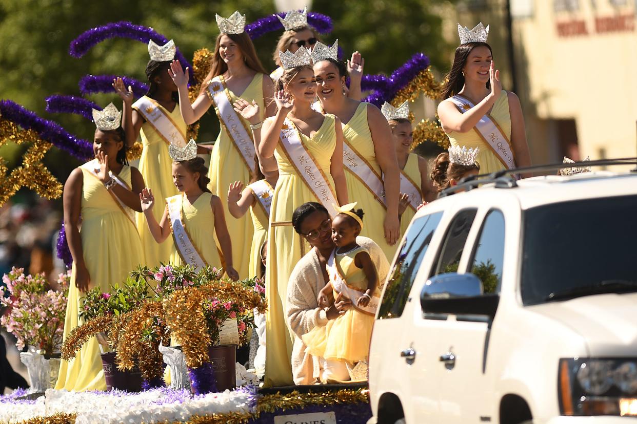 Hundreds of people lined up along 3rd Street in Downtown Wilmington, N.C. Saturday April 6, 2024, to enjoy the Azalea Festival Parade. KEN BLEVINS/STARNEWS