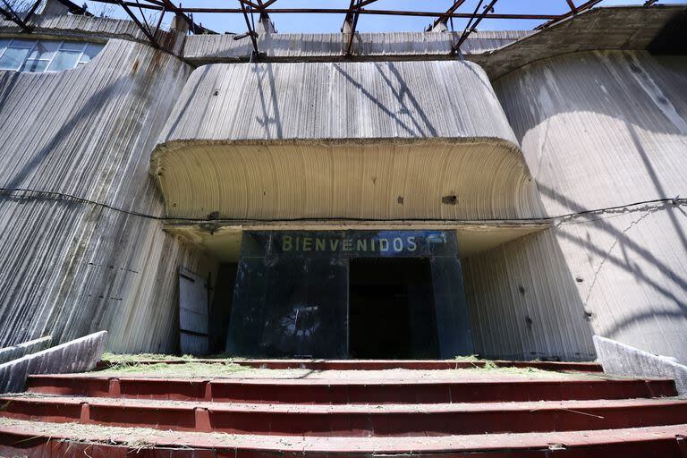 La puerta de acceso a la Confitería Neptuno conserva el cartel de Bienvenidos

Foto: Marcos Brindicci