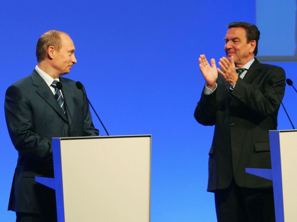 Applaus für Wladimir Putin (links): Russlands Präsident liegt viel an guten Wirtschaftsbeziehungen zu Deutschland. Mit dem damaligen deutschen Kanzler Gerhard Schröder zelebrierte er eine deutsch-russische Männerfreundschaft. (Bild: Andreas Rentz / Getty Images)