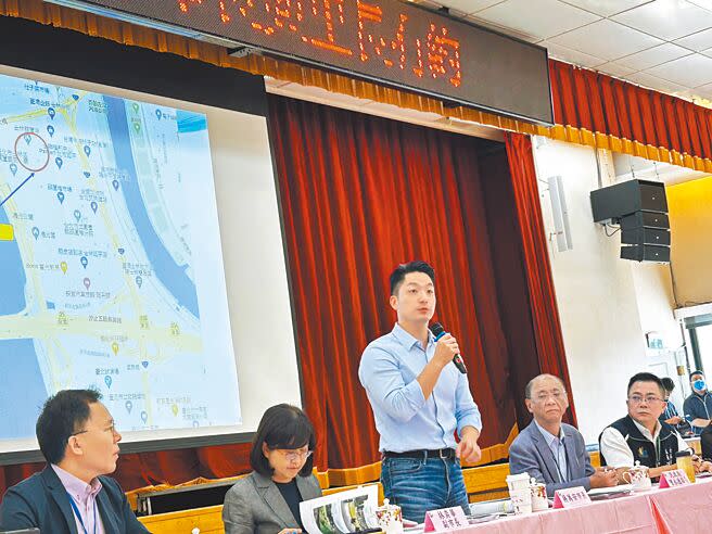 台北市長蔣萬安（中）10日參加與里長有約士林場，被問及台北農產運銷公司人事，他強調相關人事只要確定都會跟大家報告。（陳薏云攝）
