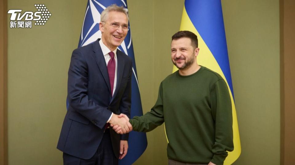 北約秘書長史托藤伯格（Jens Stoltenberg）與烏克蘭總統澤倫斯基（Volodymyr Zelenskyy）。（圖／達志影像美聯社）