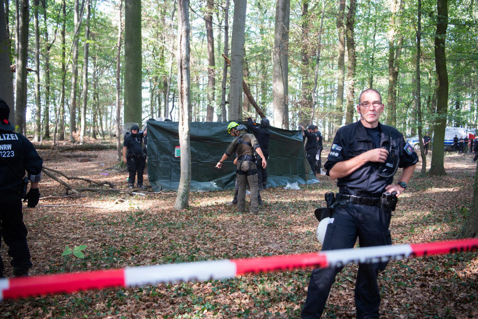 Einsatzkräfte haben den Unfallort mit einer Plane verdeckt (Bild: dpa)