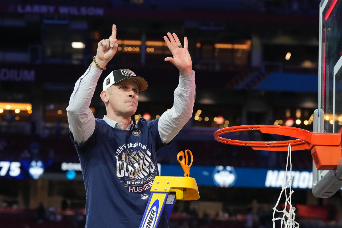 Report: Lakers targeting UConn’s Dan Hurley for head coaching job