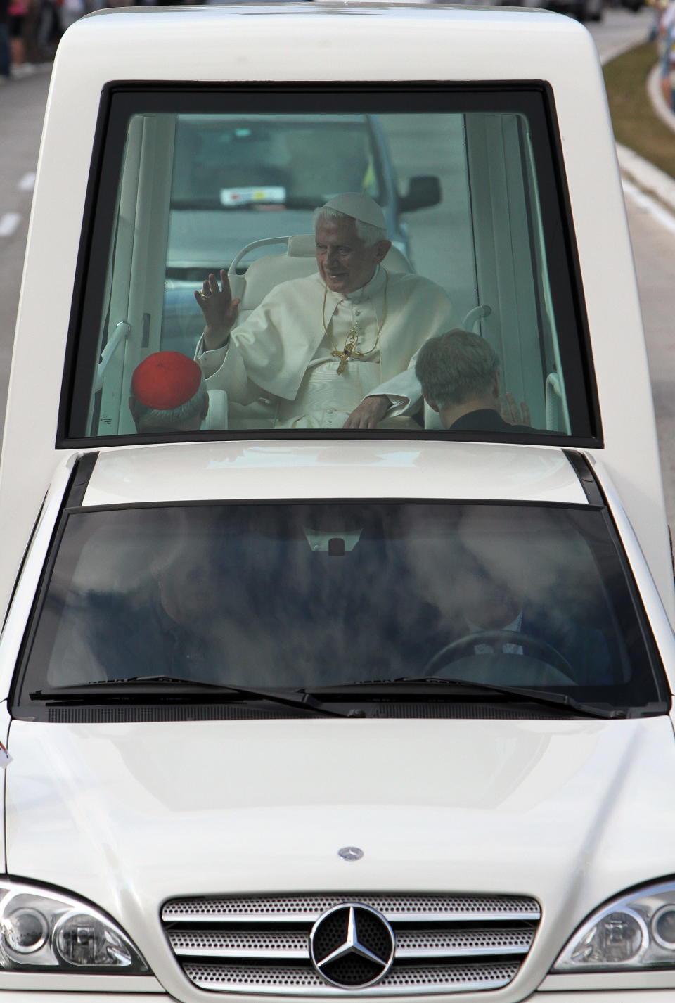 El papa Benedicto XVI se dirige en su papamóvil este 28 de marzo de 2012, hacia el aeropuerto José Martí, en La Habana, poco antes de concluir una visita de tres días a Cuba. Durante su visita, el pontífice se reunió con el presidente de Cuba, Raúl Castro, con su hermano el líder Fidel Castro, y encontrarse cientos de miles de cubanos. EFE/Alejandro Ernesto/Pool