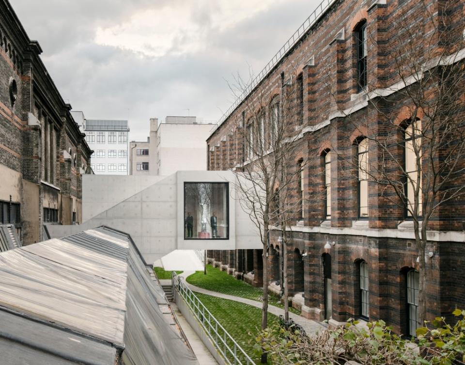 A viewpoint within the walkway between the two period buildings allows the visitor to appreciate the contrasting architectural values at play in each exhibition space (Simon Menges)