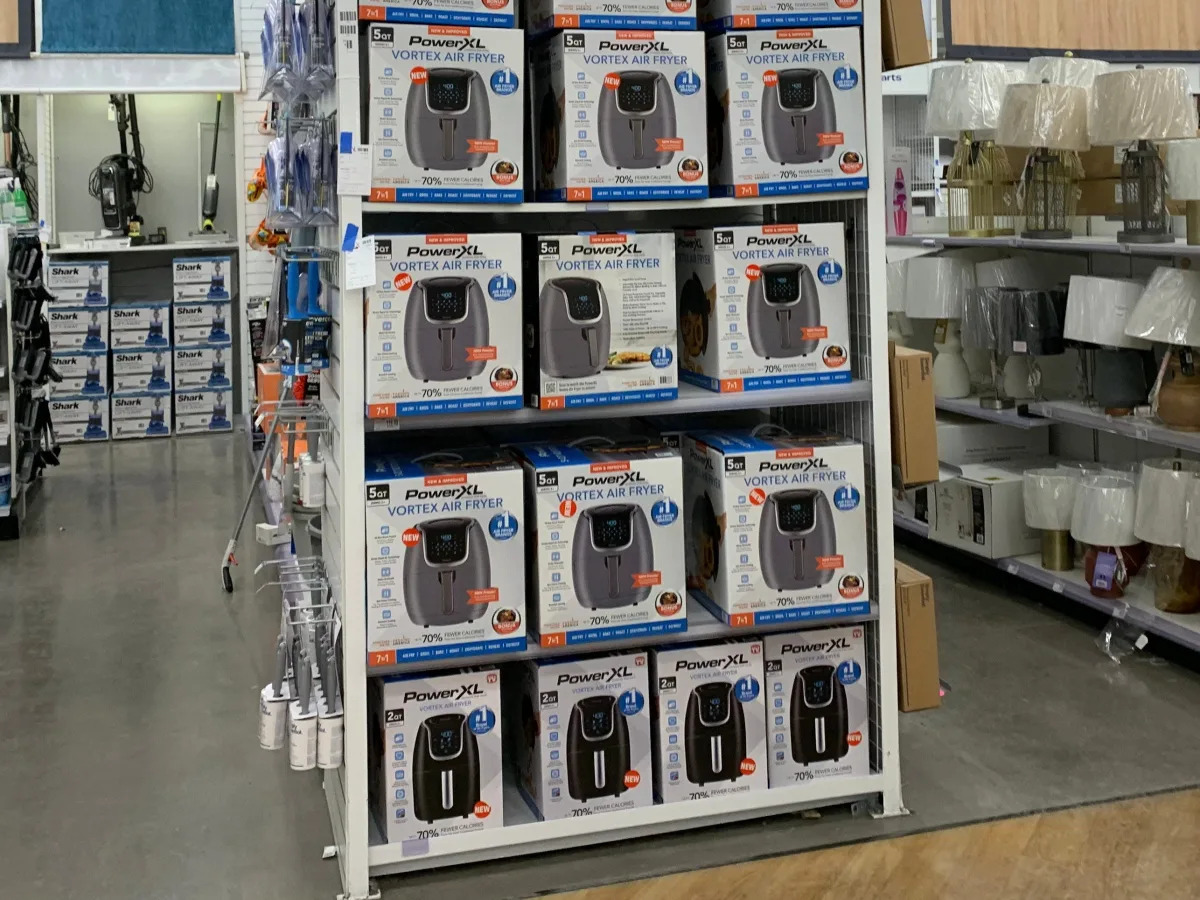 The CEO who decluttered Bed Bath and Beyond's stores is out. We visited one loca..