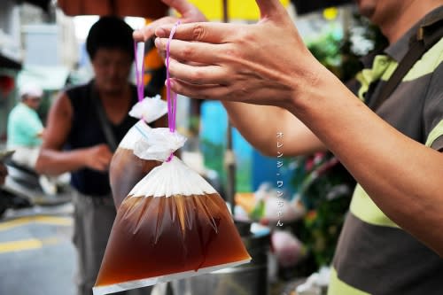 【台北漫步食記】全台尚歹喝(最難喝)古早味紅茶！古早味袋裝紅茶漫步大道埕邊走邊喝～15塊錢平價的沁涼消暑老味道～快來試試有沒有全台灣最難喝XD！！