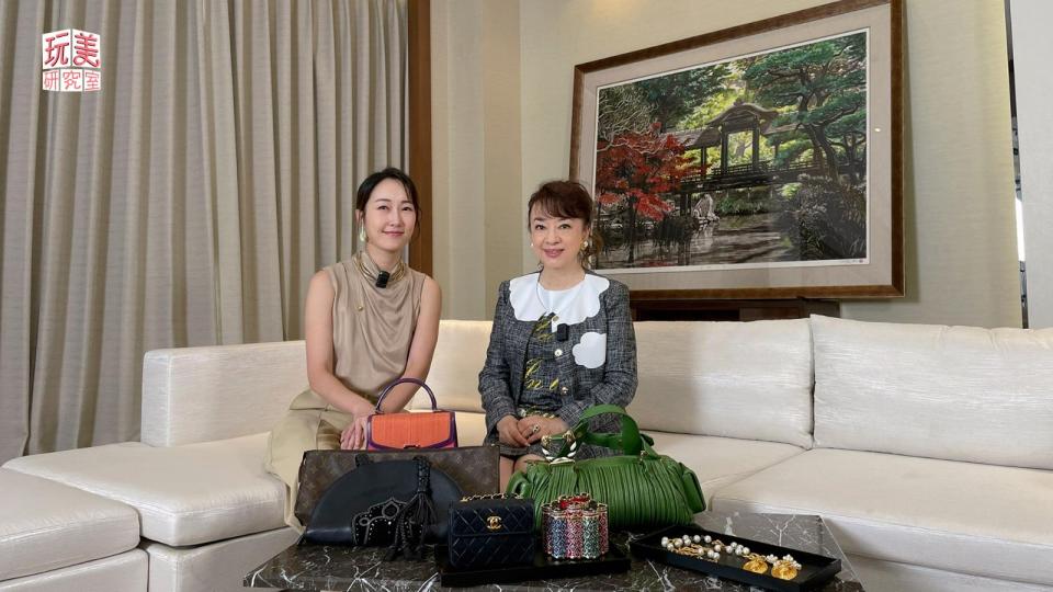 翁倩玉（右）將首次購入的精品包帶來《玩美研究室》。TVBS提供