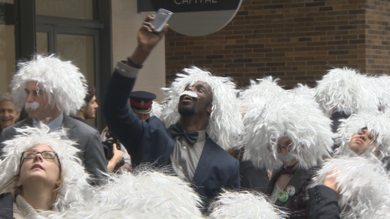 World record set in Toronto for largest group dressed as Albert Einstein