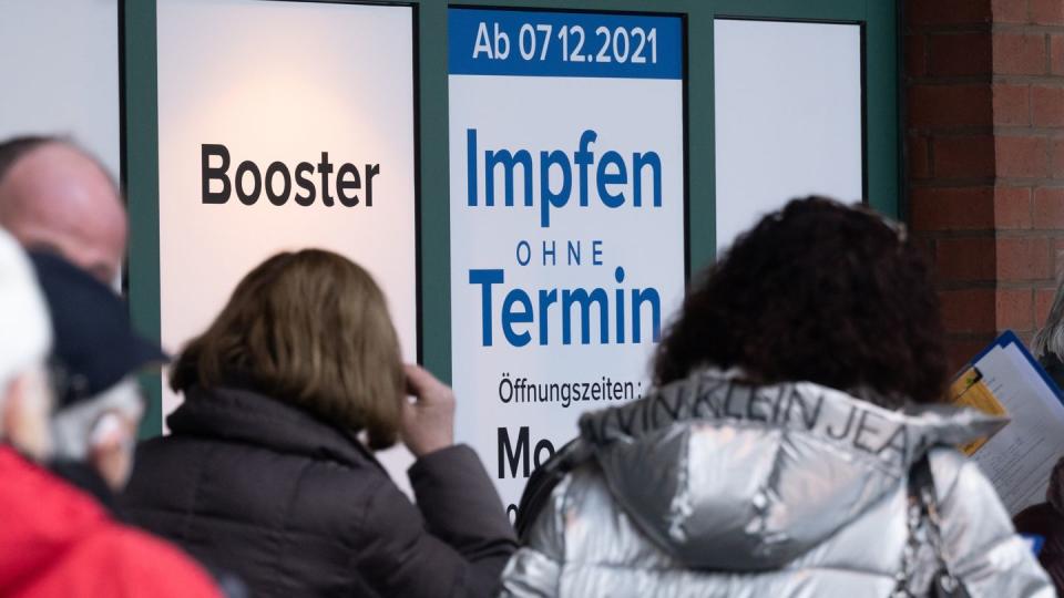 Lange Schlange vor einem Impfzentrum