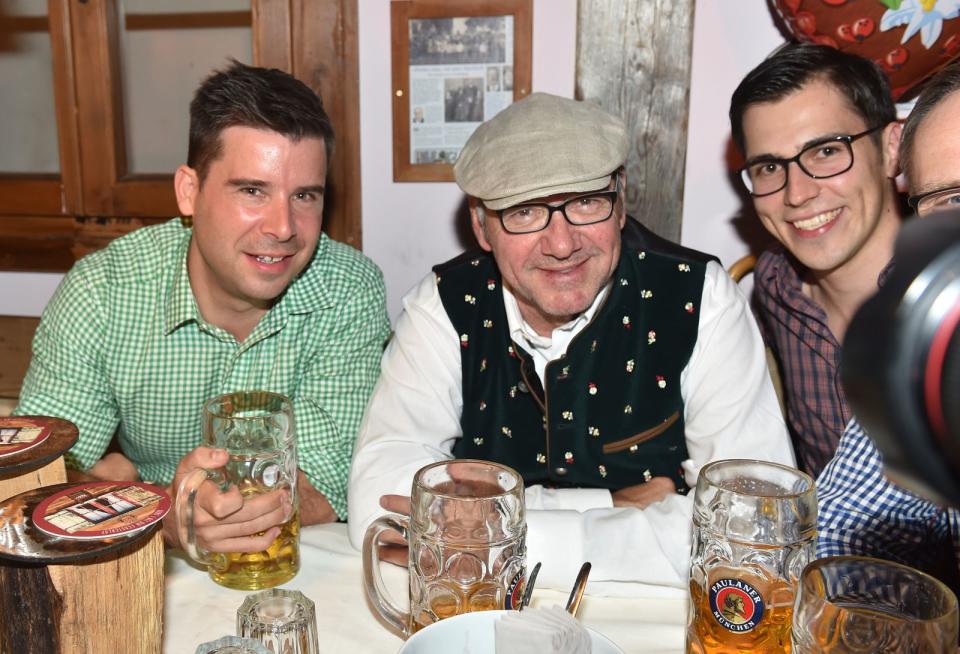 <p>Sieht aus wie ein Urmünchner, ist allerdings Kevin Spacey (Mitte), der 2016 beim Oktoberfest vorbeischaute. (Bild: Hannes Magerstaedt / Getty Images)</p>