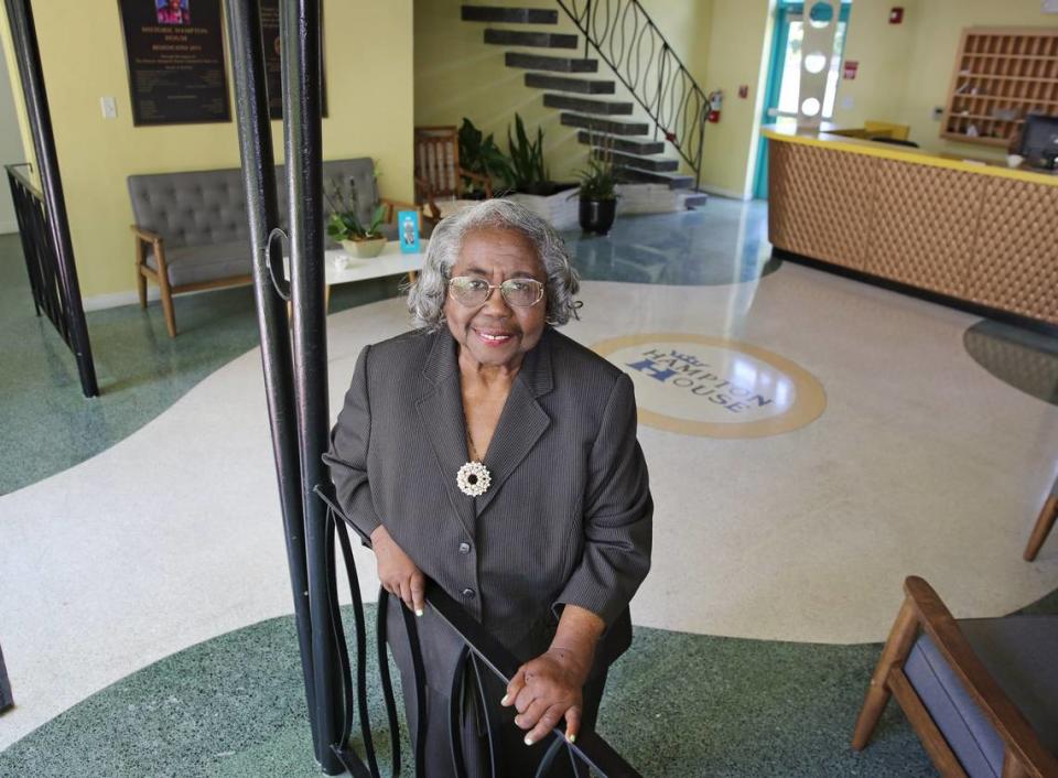 La historiadora y activista por los derechos civiles Enid Pinkney en el vestíbulo del histórico hotel Hampton House, en Brownsville. Ella lideró la lucha por salvarlo. Emily Michot/emichot@miamiherald.com