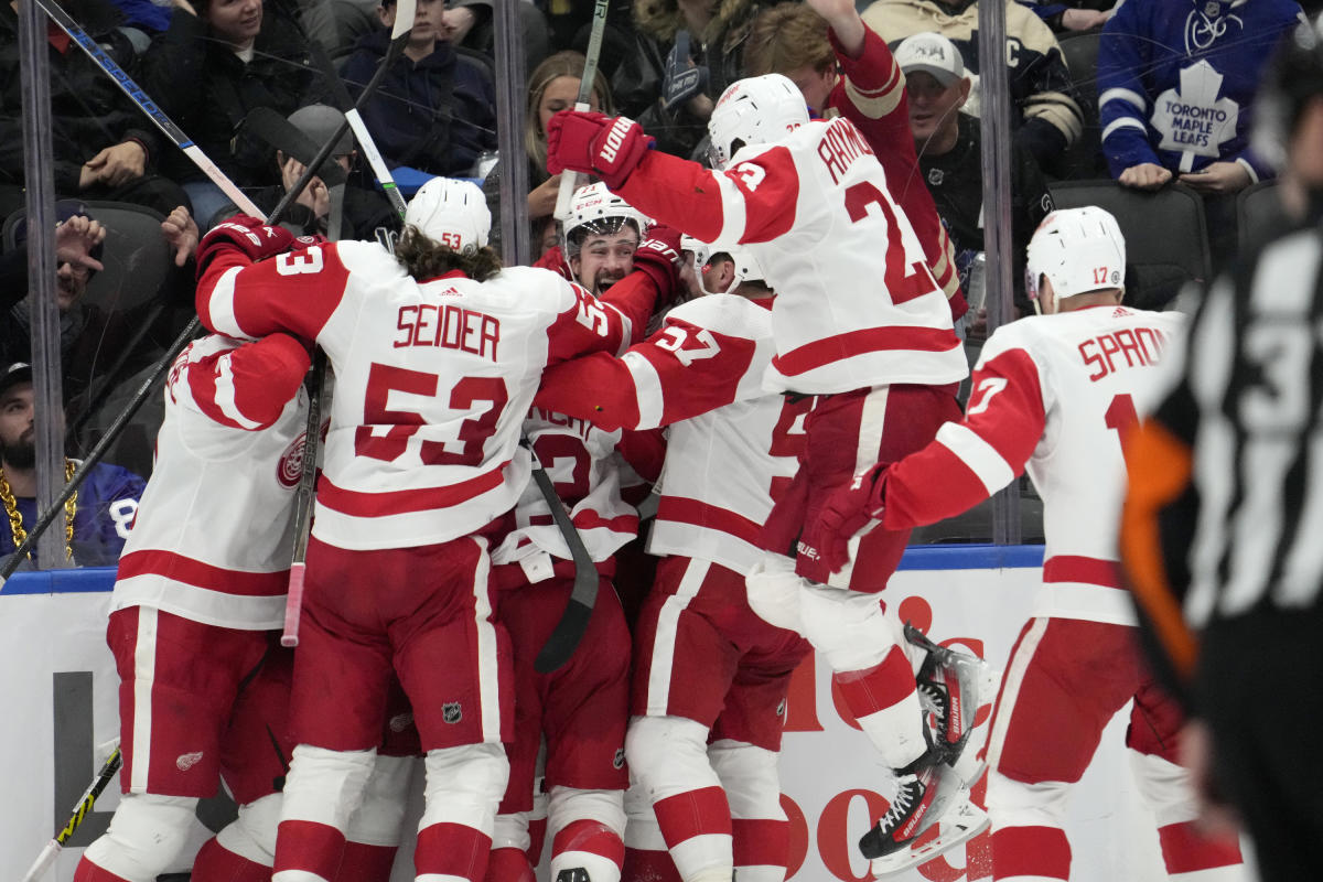 Dylan Larkin scores power-play goal in OT to give Red Wings 5-4 win over Maple Leafs