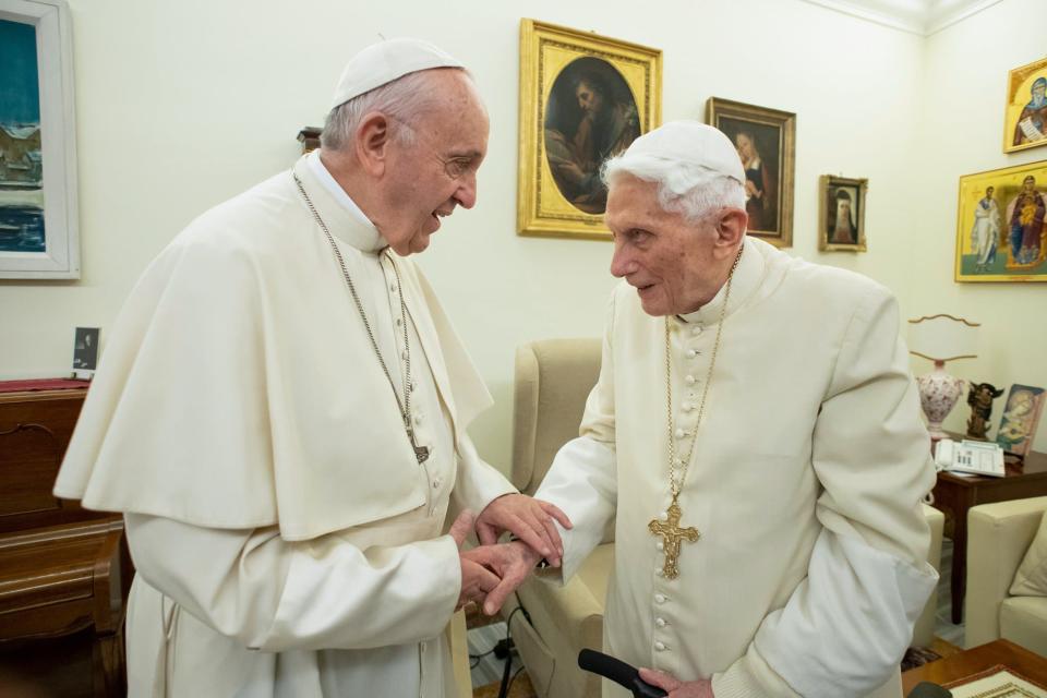 Le Pape François et l'ex-pape Benoît XVI au Vatican, le 21 décembre 2018 (photo d'illustration) - Handout / VATICAN MEDIA / AFP

