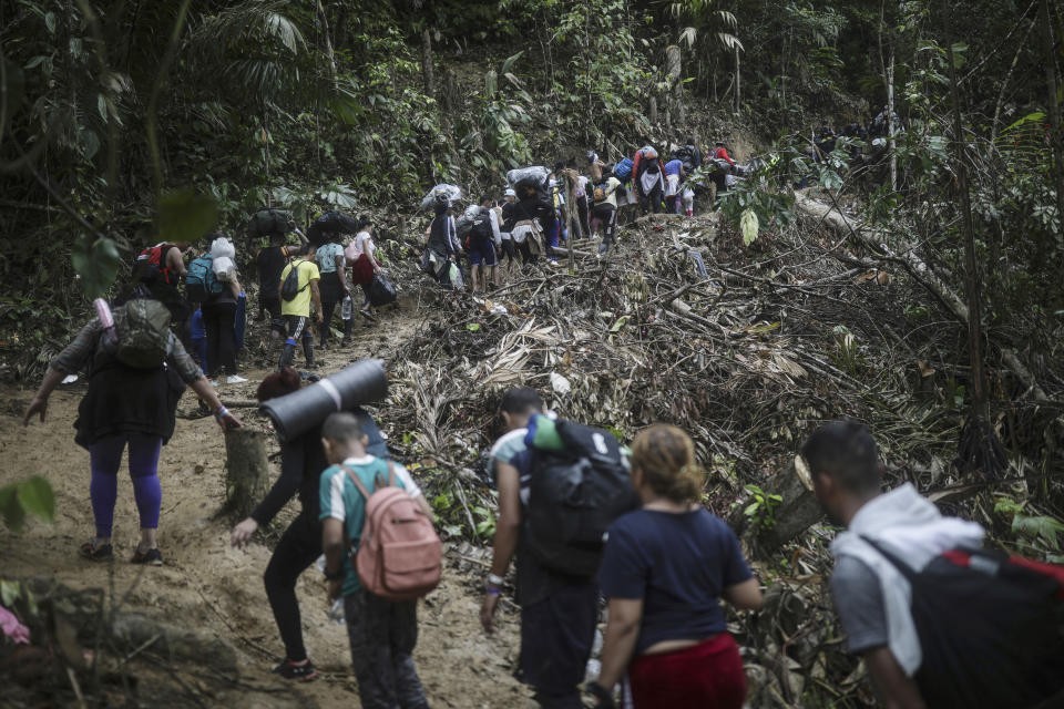 ARCHIVO - Migrantes avanzan por el Tapón del Darién desde Colombia a Panamá en su larga y compleja ruta para llegar hasta Estados Unidos, el 9 de mayo de 2023. Colombia y Panamá están fallando en dar protección a los miles de migrantes que cruzan la peligrosa jungla del Darién, como paso previo para avanzar hasta Estados Unidos, y que están más expuestos a los asaltos y la violencia sexual, de acuerdo con un informe de la organización Human Rights Watch publicado el 3 de abril de 2024. (AP Foto/Iván Valencia, Archivo)