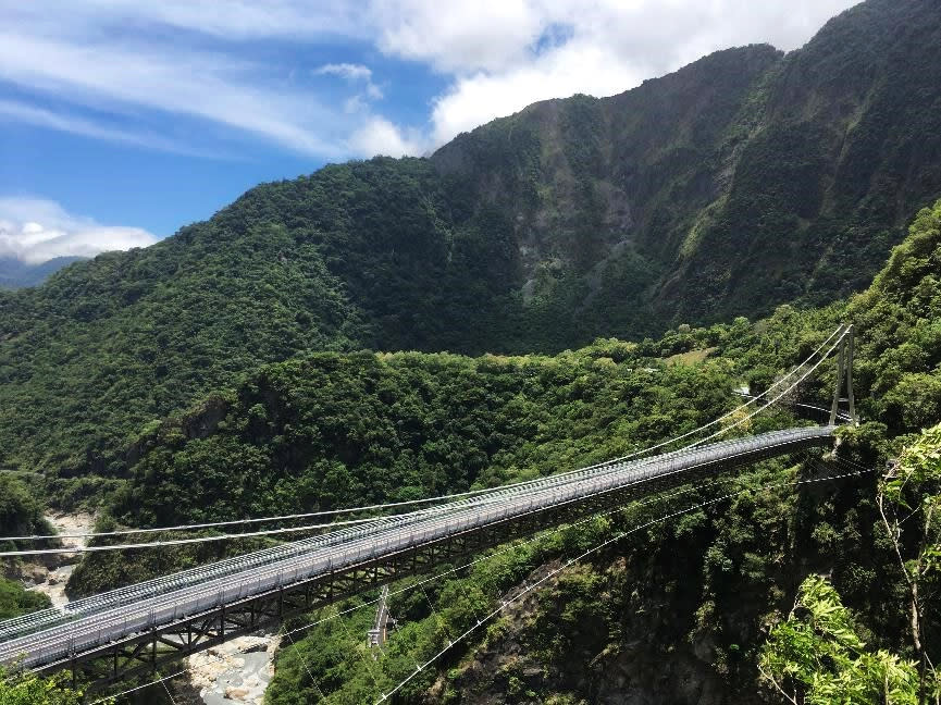 山月吊橋(Photo via Wikimedia, by 太魯閣國家公園管理處, License: CC BY 4.0，圖片來源：https://commons.wikimedia.org/w/index.php?curid=92723942)