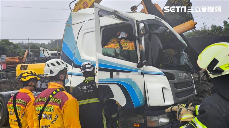 高雄市田寮區西德路砂石車翻覆，駕駛沒了呼吸心跳，送醫搶救。（圖／翻攝畫面）