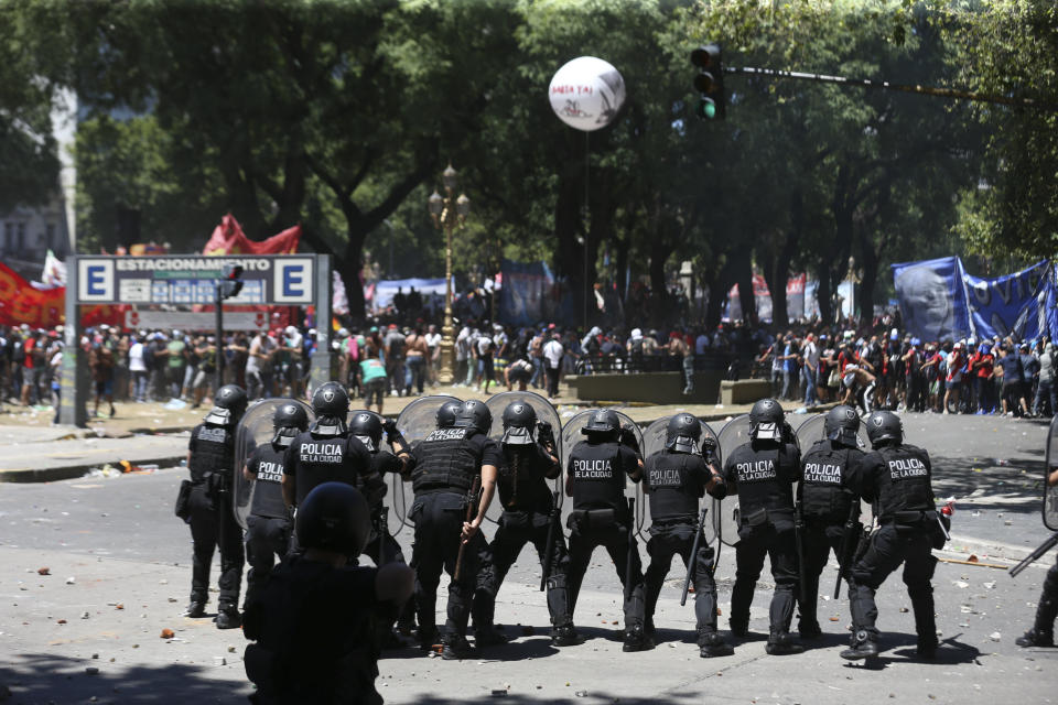 FOTOS: Disturbios fuera del Congreso argentino por reforma de pensiones