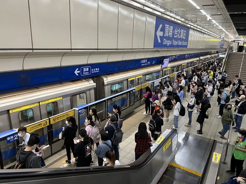 台北捷運全線車站暫停營運約40至60分鐘，進行安全檢查。 中央社記者鄭傑文攝