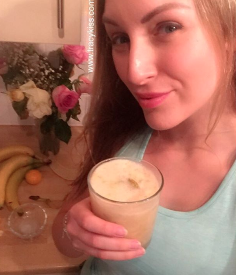 Blogger revela que el secreto de su belleza es un smoothie diario con semen